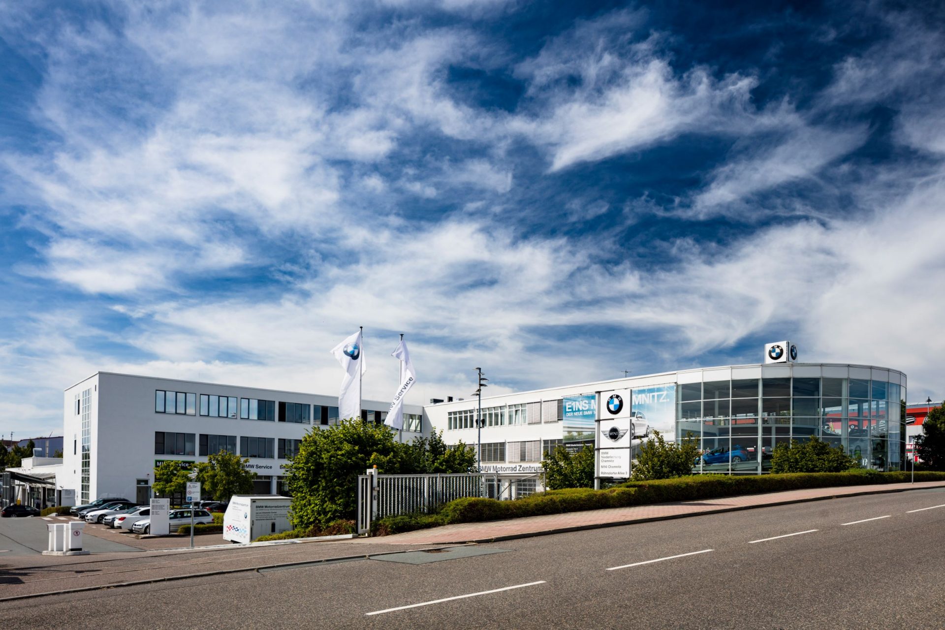 Aussenansicht der BMW und MINI Niederlassung in Chemnitz mit vielen verschiedenen BMW Modellen.