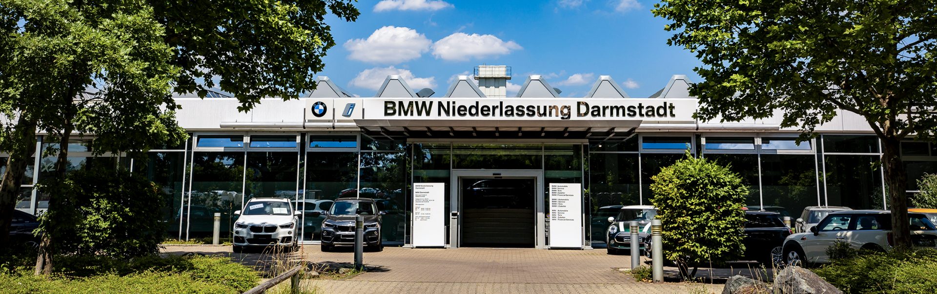 Aussenansicht der BMW und MINI Niederlassung in Darmstadt mit vielen verschiedenen BMW Modellen.