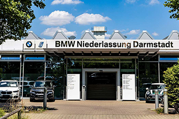 Aussenansicht der BMW und MINI Niederlassung in Darmstadt mit vielen verschiedenen BMW Modellen.