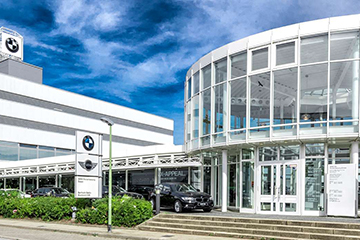 BMW Niederlassung Essen mit modernen Designelementen und Autos.