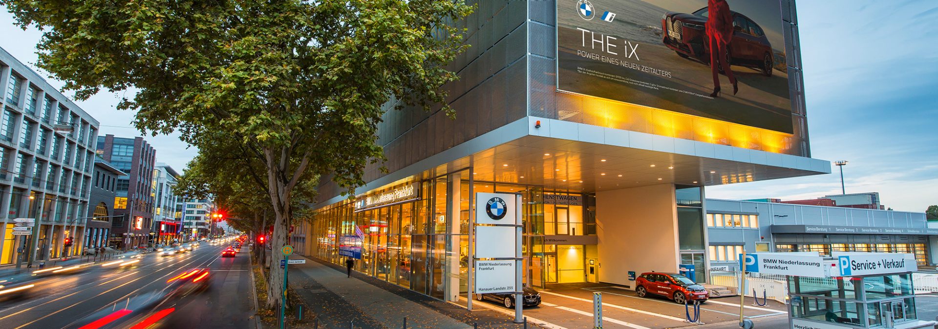 Außenansicht der BMW Niederlassung in Frankfurt am Main