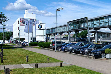 Parkplatzansicht der BMW und MINI Niederlassung in Hamburg mit mehreren Fahrzeugen.