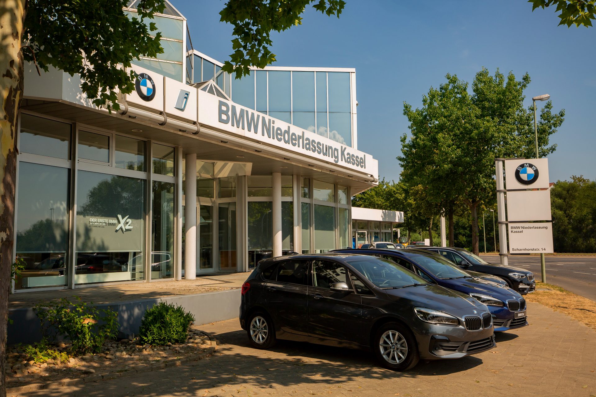 Außenansicht der BMW Niederlassung in Kassel mit mehreren Fahrzeugen.