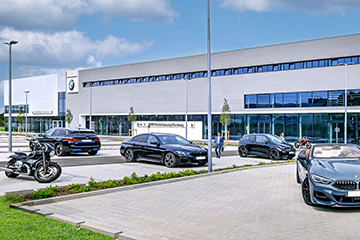 Außenansicht der BMW Niederlassung Nürnberg mit mehreren Autos und Motorrädern.