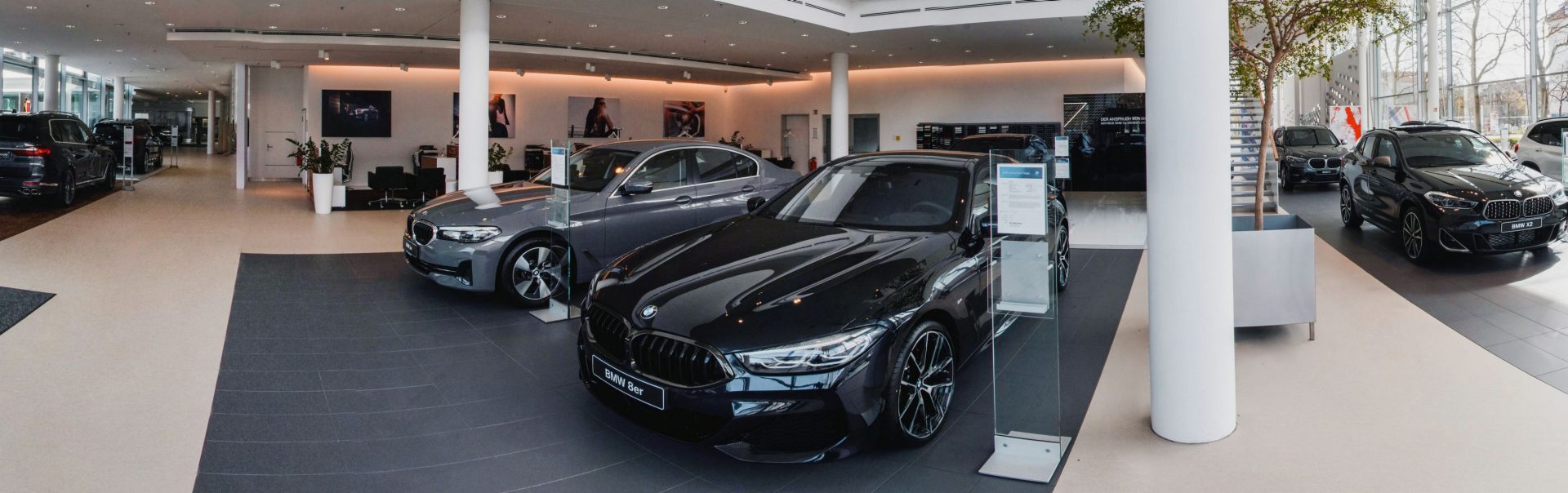 Das Bild zeigt einen Ausschnitt des virtuellen Rundgangs in einer BMW Group Niederlassung.