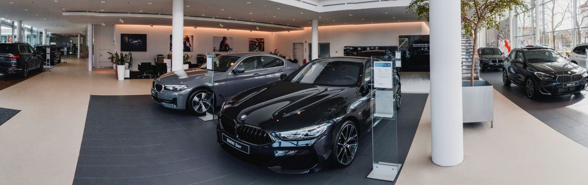 Innenansicht einer BMW Niederlassung.