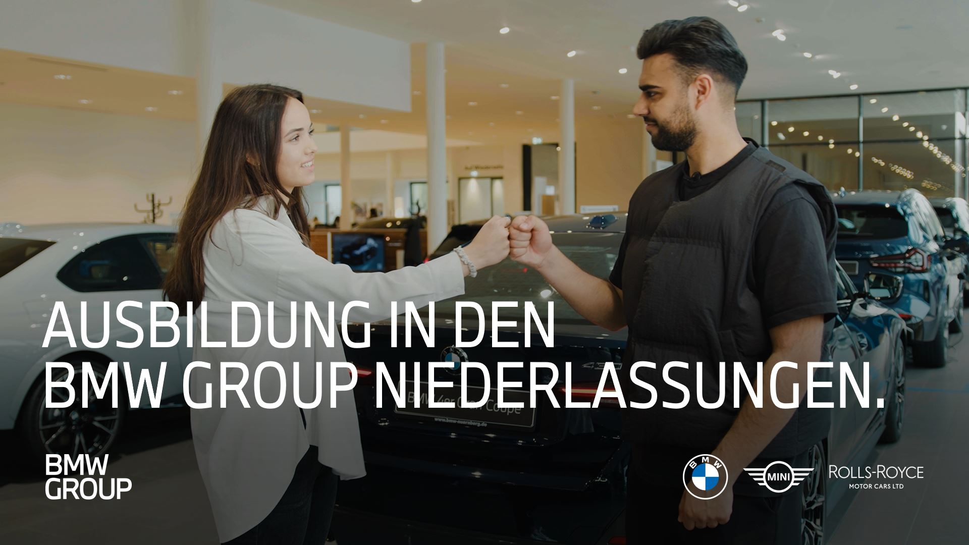 Zwei Auszubildende der BMW Group geben sich die Faust. Einblick in die Ausbildung bei der BMW Group.