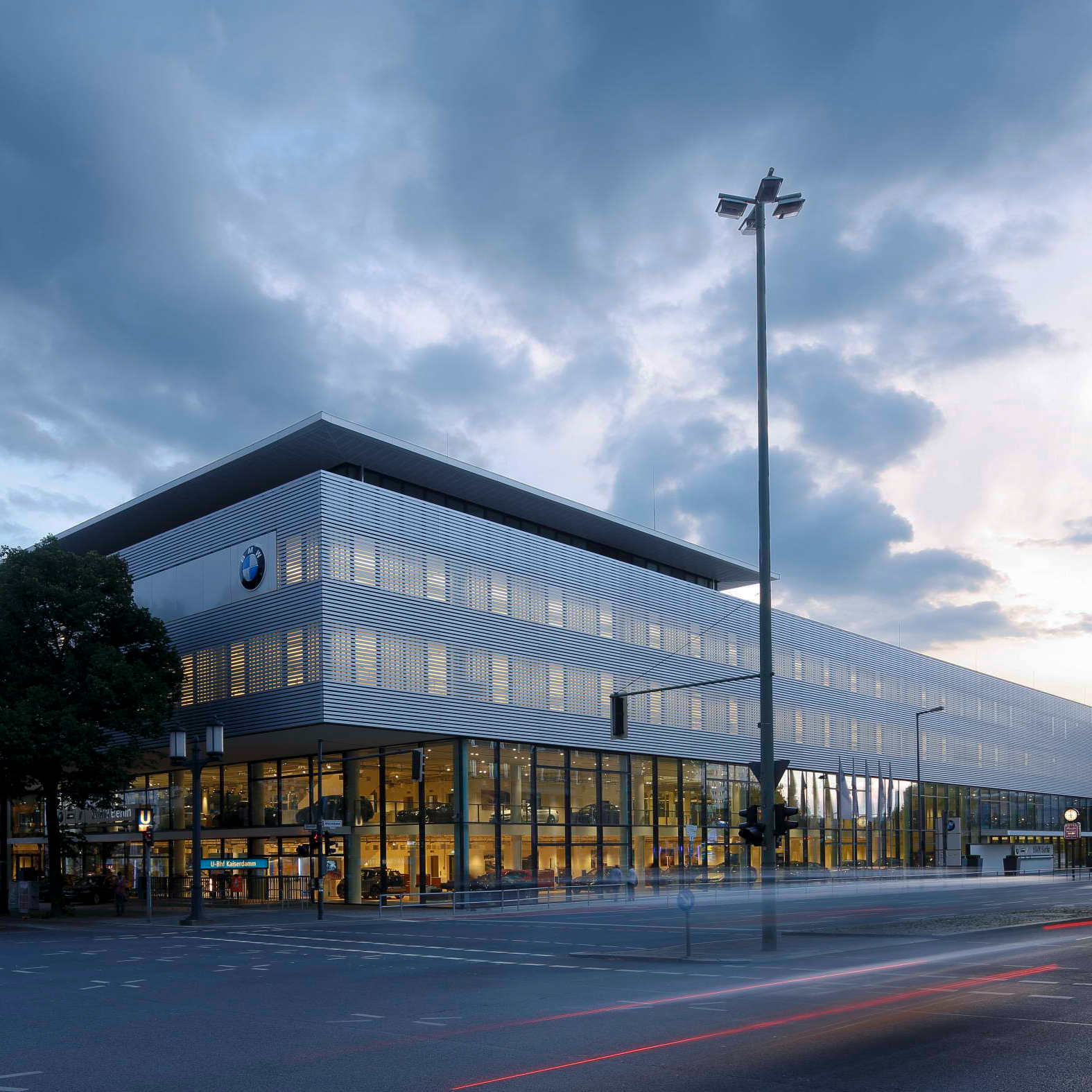 Außenansicht der modernen BMW Niederlassung Berlin.