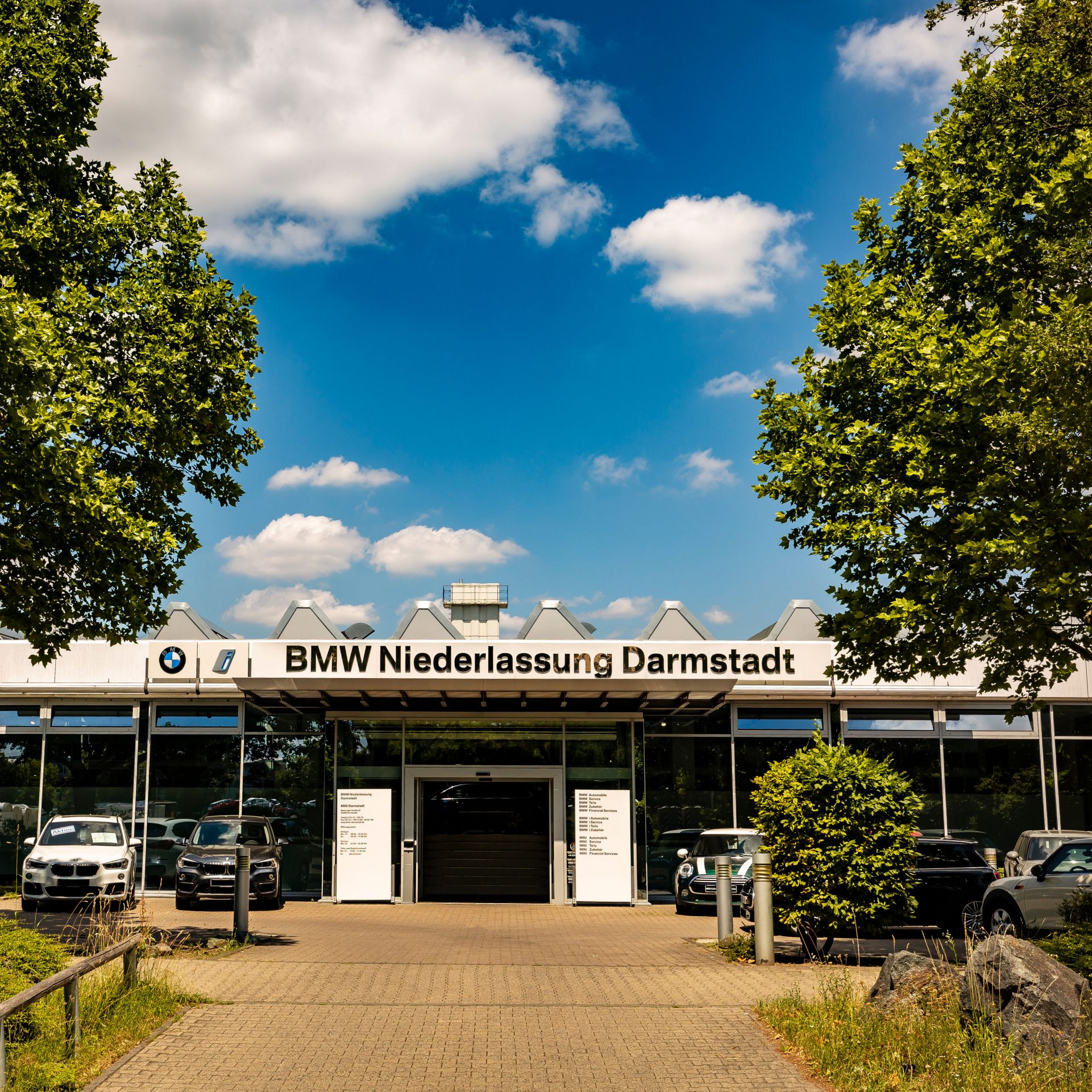 Aussenansicht der BMW und MINI Niederlassung in Darmstadt mit vielen verschiedenen BMW Modellen.
