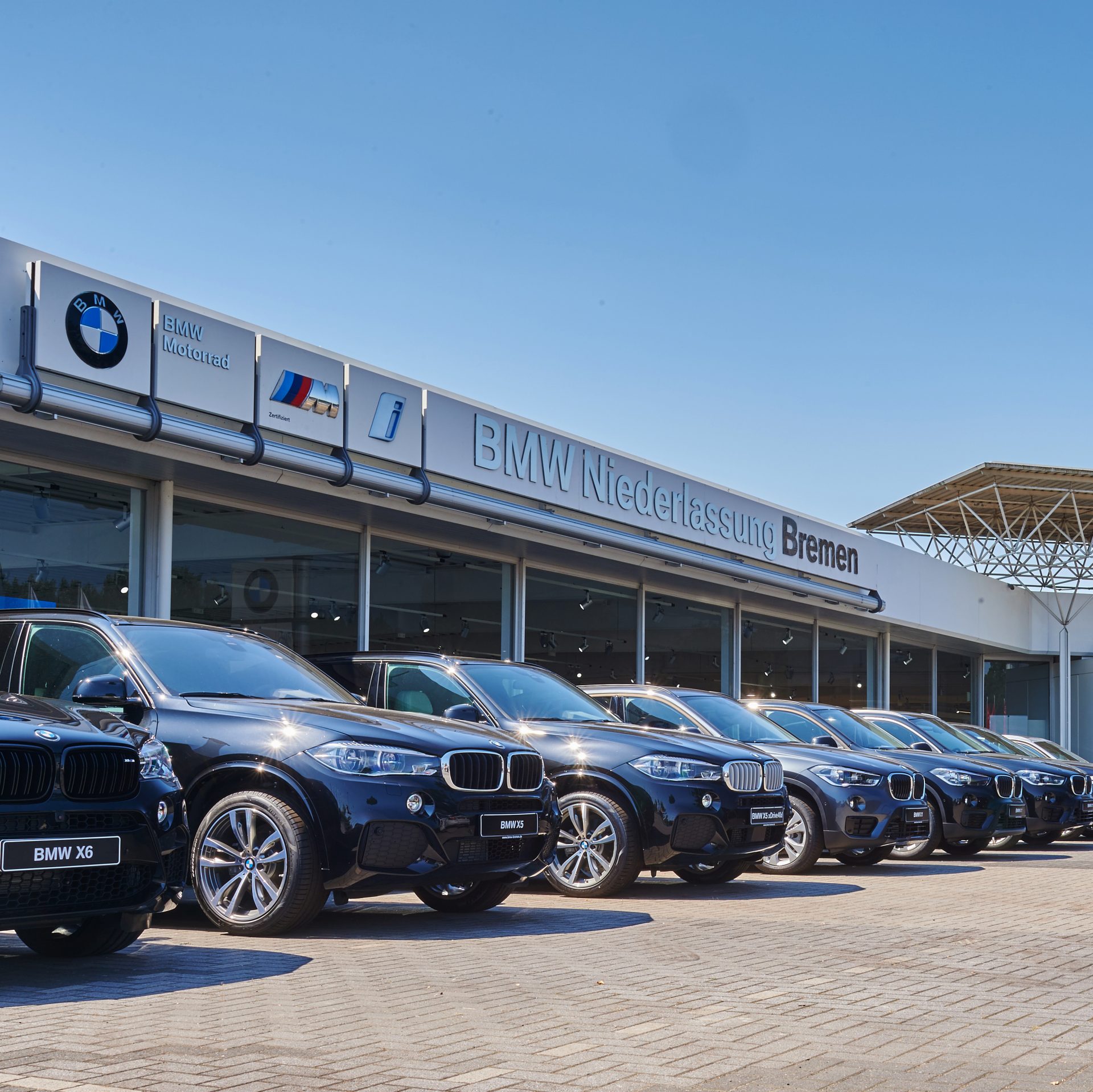 Aussenansicht der BMW Niederlassung in Bremen mit vielen verschiedenen BMW Modellen.