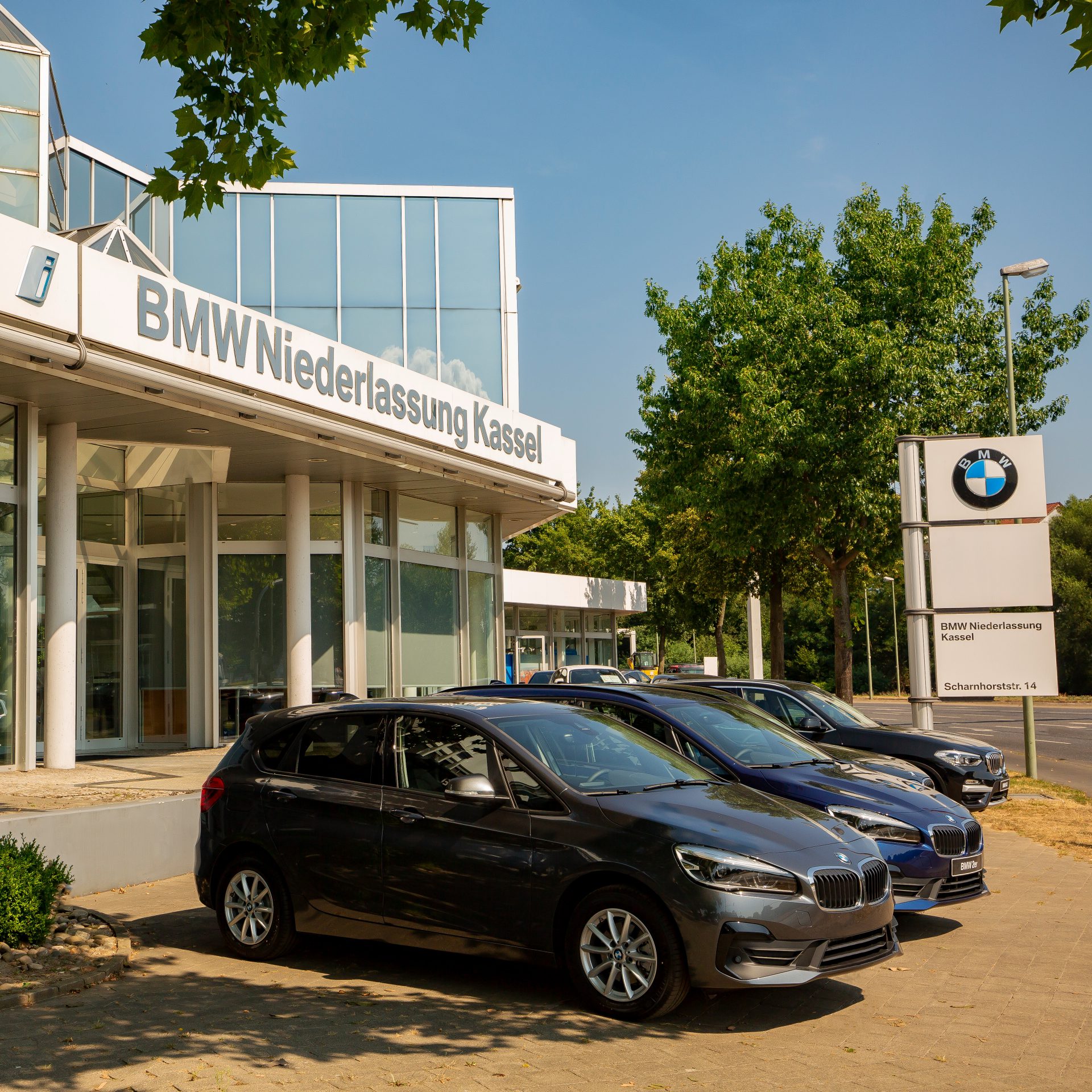 Außenansicht der BMW Niederlassung in Kassel mit mehreren Fahrzeugen.