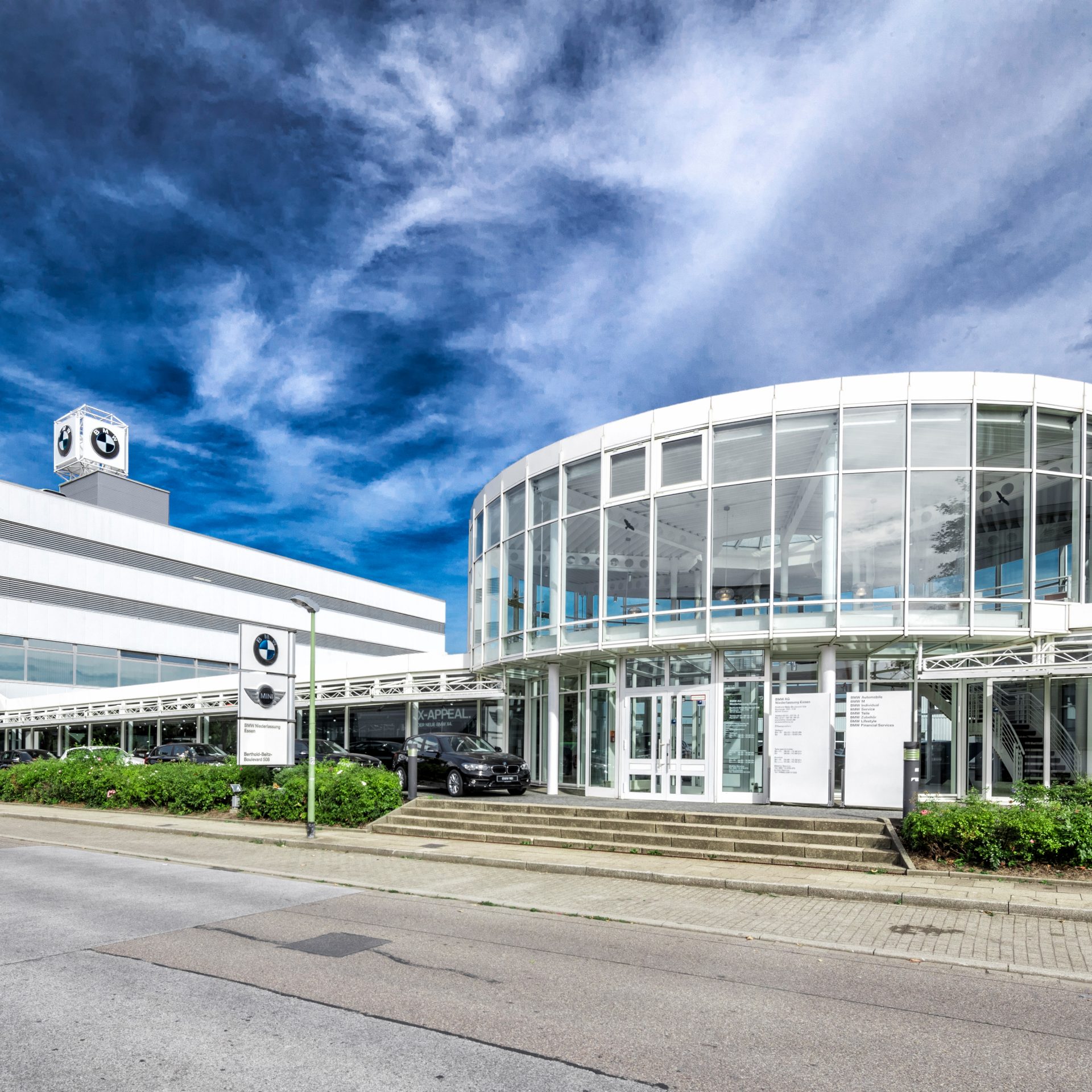 BMW Niederlassung Essen mit modernen Designelementen und Autos.