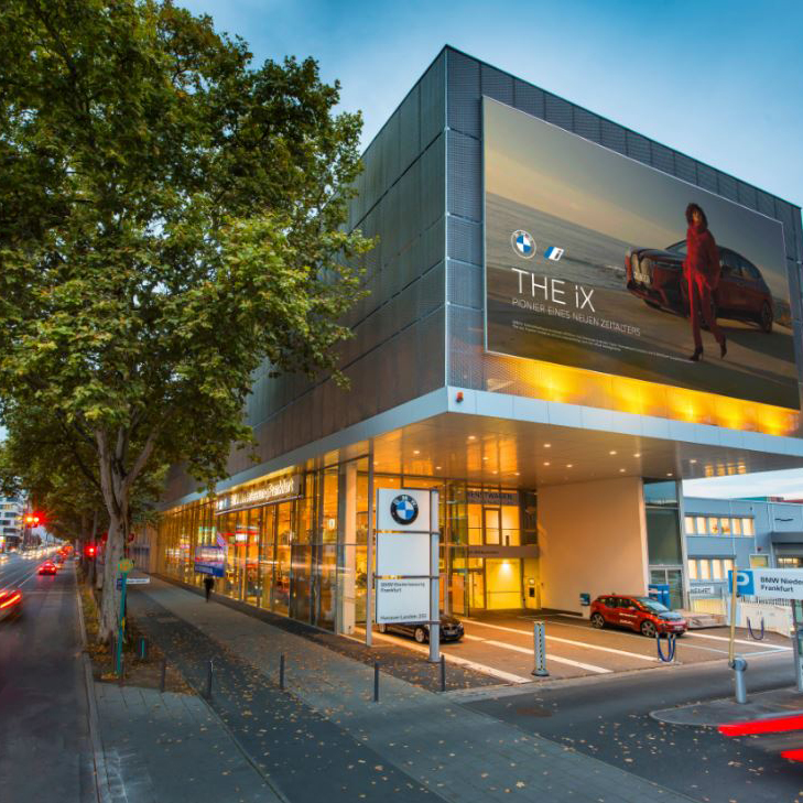 Innenansicht der BMW Niederlassung Frankfurt am Main mit verschiedenen Auto Modellen.