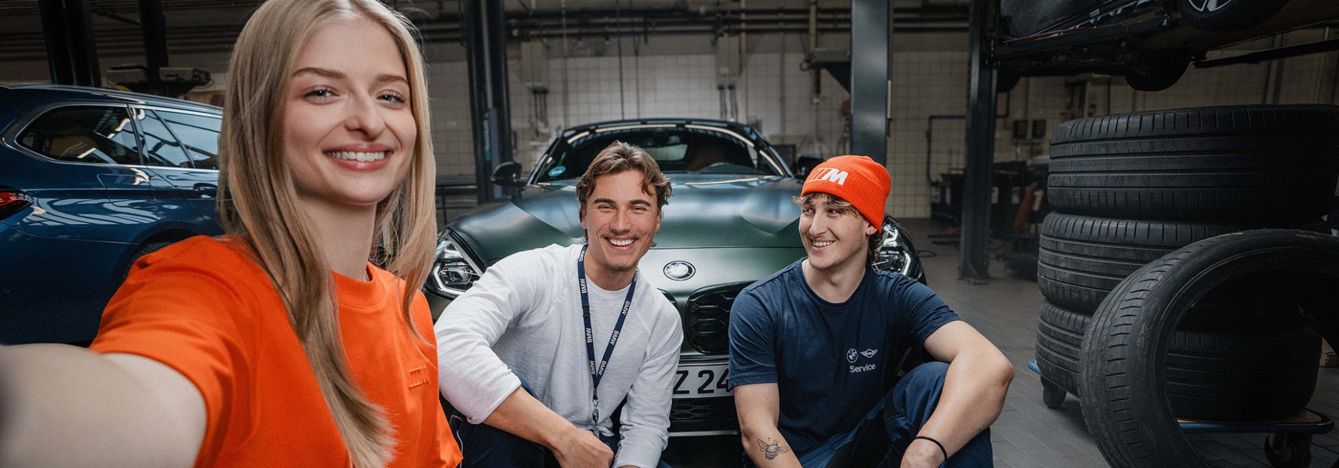 Drei Azubis machen ein Selfie in einer Werkstatt