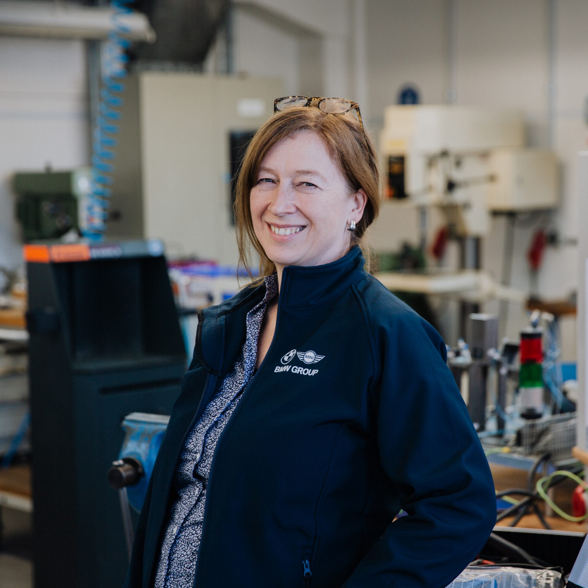 Portrait von Recruiterin Christine in einer Kfz-Werkstatt