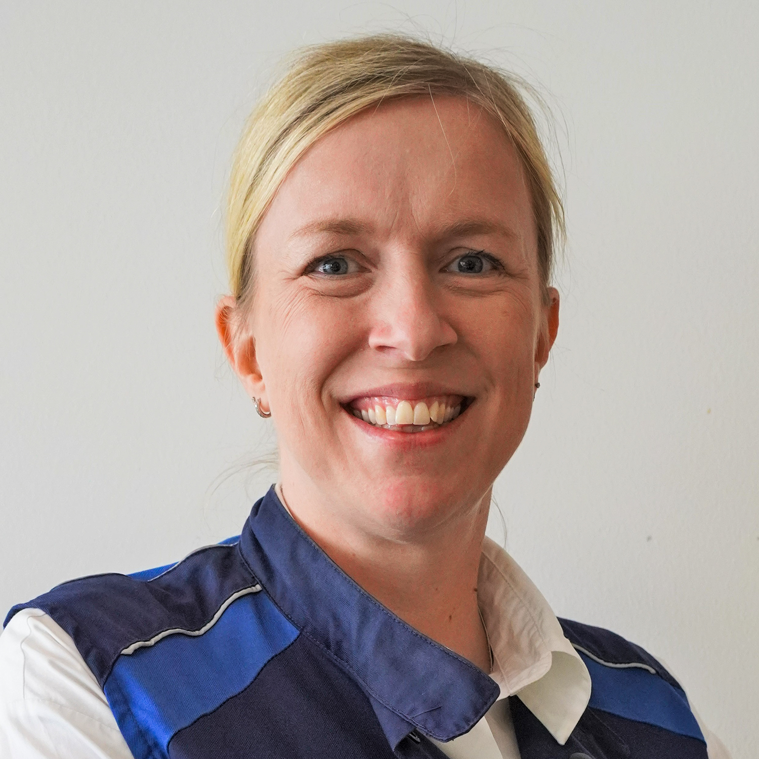 Portrait einer freundlich lächelnden Ausbildungsleiterin der BMW Group.