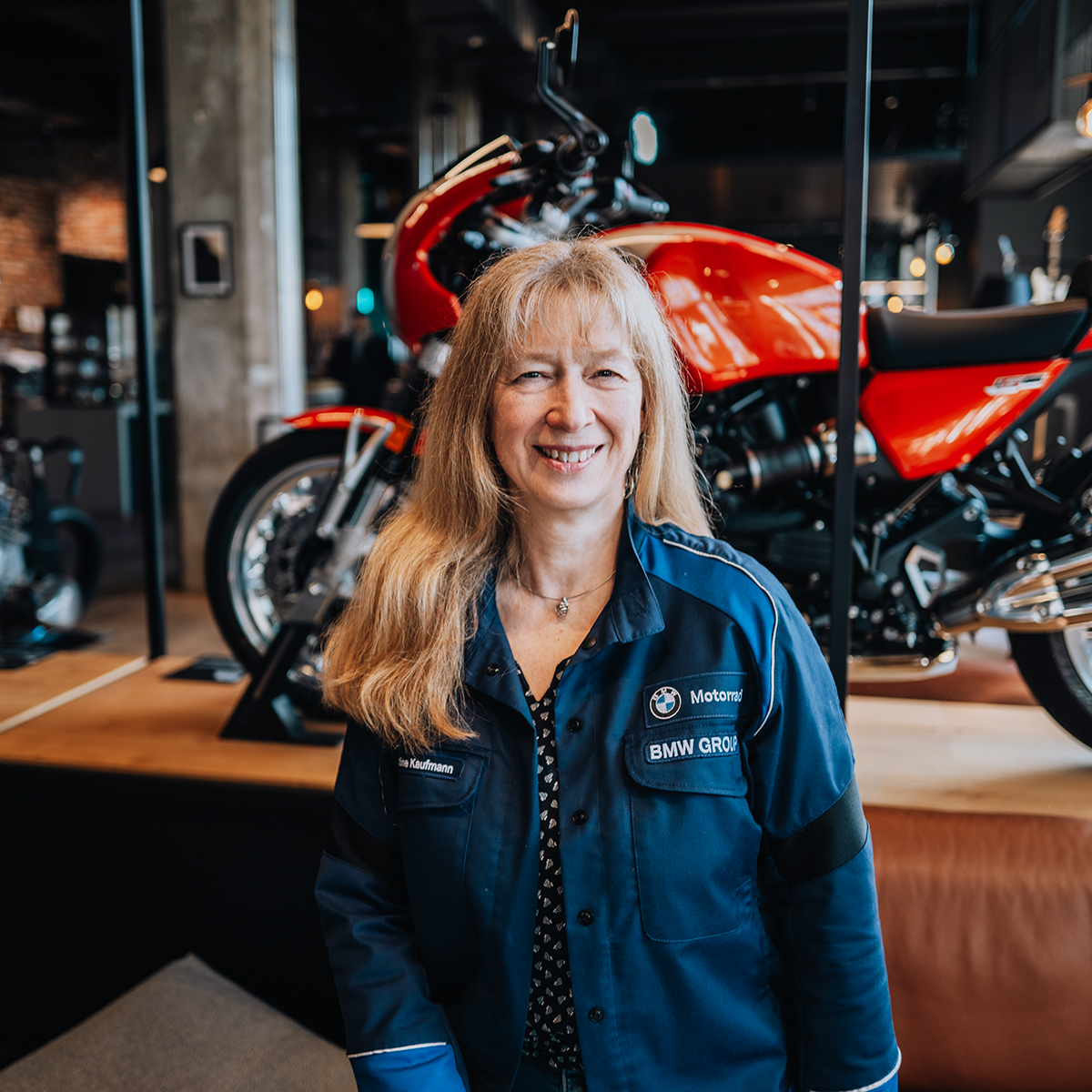 Portrait von Recruiterin Christine in einer Kfz-Werkstatt