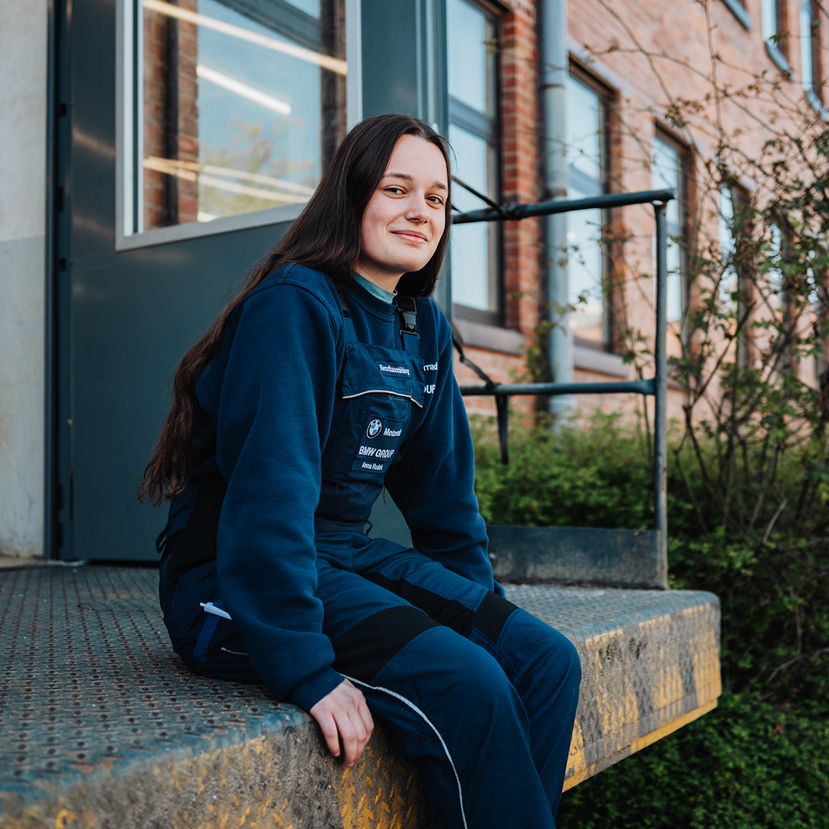 Portrait von Recruiterin Christine in einer Kfz-Werkstatt