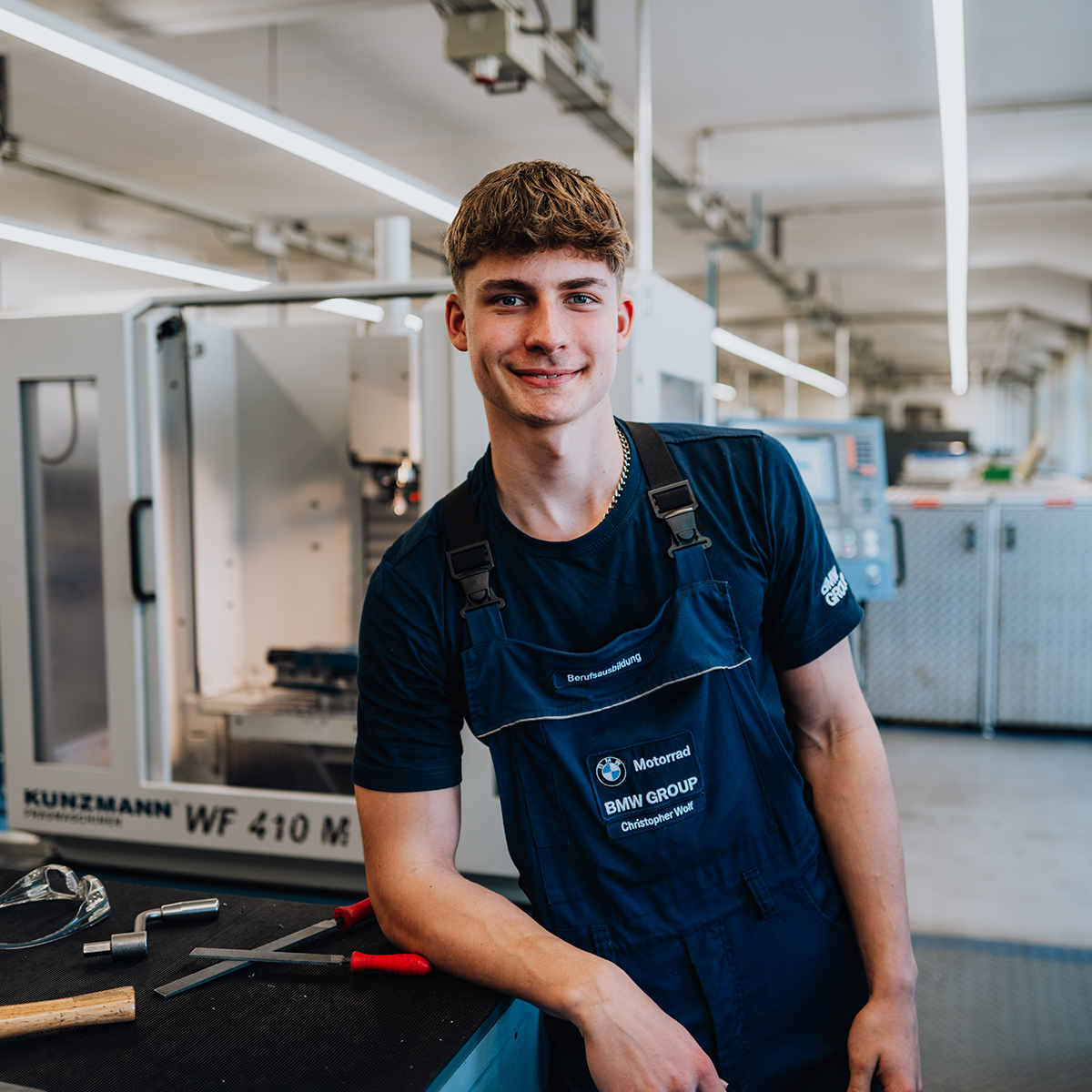 Portrait von Recruiterin Christine in einer Kfz-Werkstatt