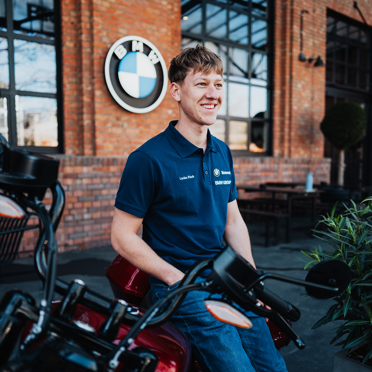 Portrait von Recruiterin Christine in einer Kfz-Werkstatt