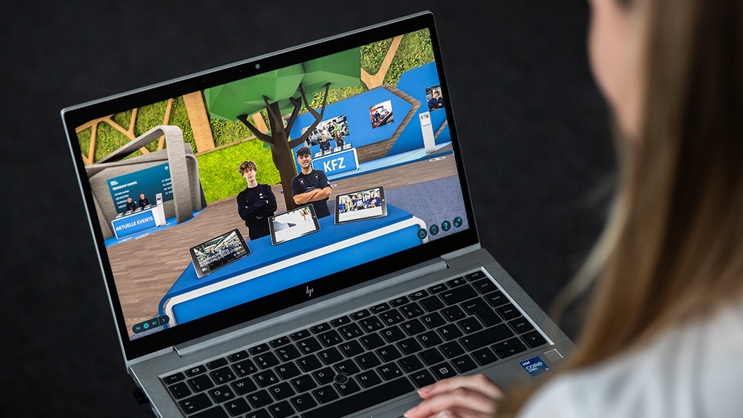 Auszubildende sieht am Laptop auf den Digital Marketing Space der BMW Group Ausbildungstätte Dingolfing.