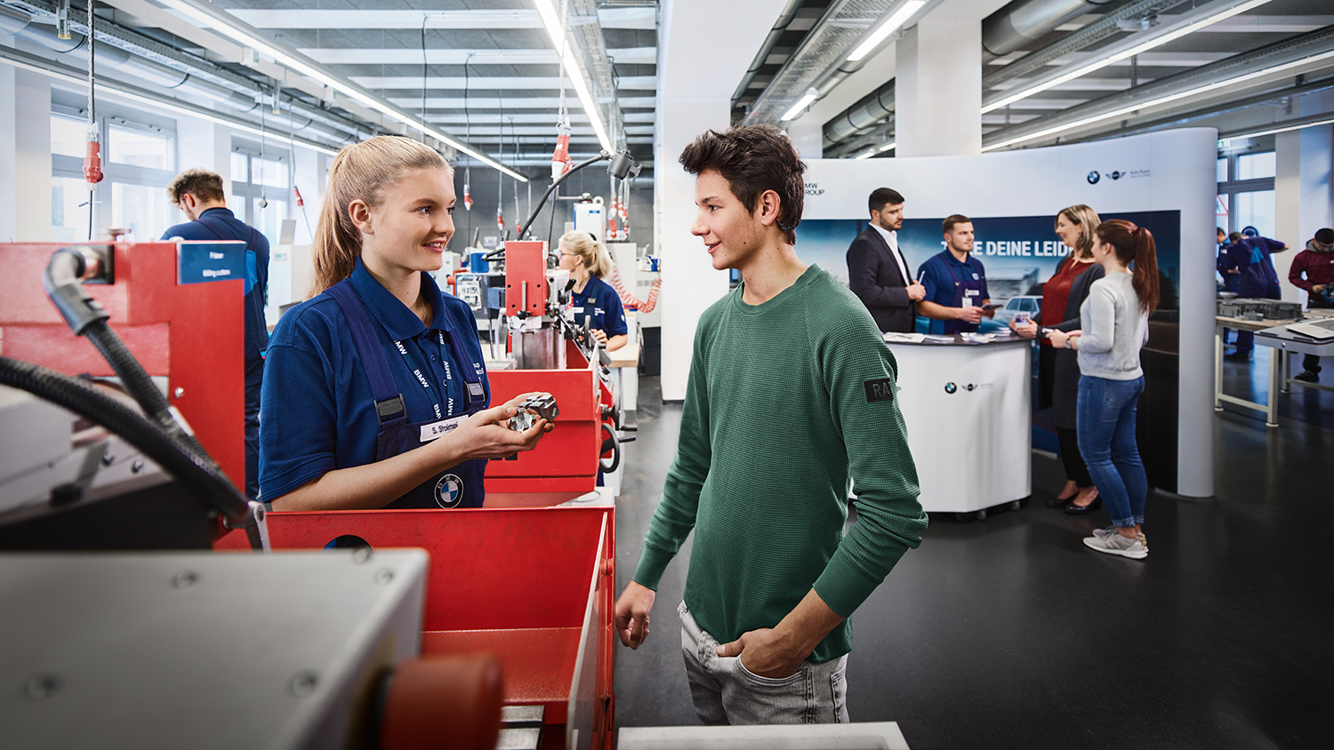 Auszubildende sieht am Laptop auf den Digital Marketing Space der BMW Group Ausbildungstätte Dingolfing.