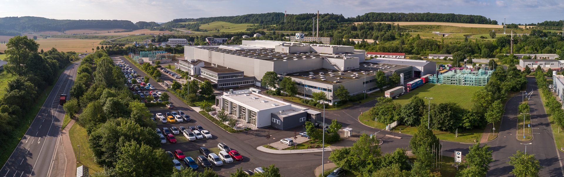Video eines Drohnenfluges über und durch das BMW Group Werk Eisenach.
