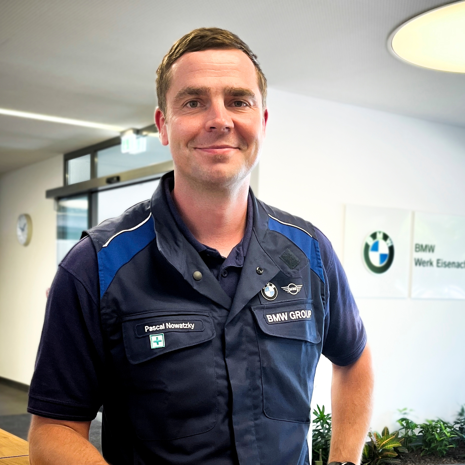Nahaufnahme eines Ausbilders im BMW Group Werk Eisenach.