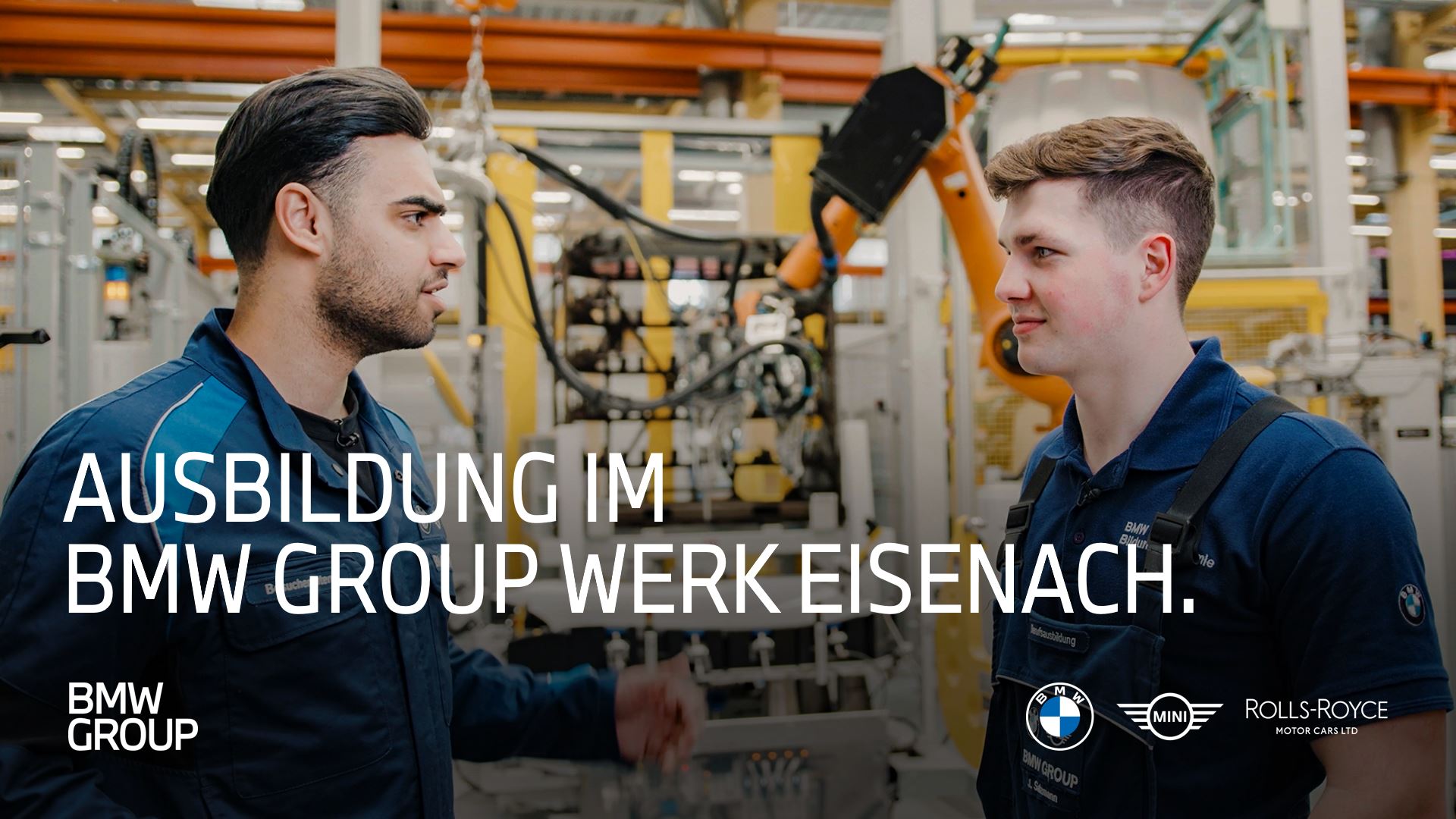 Zwei Auszubildende bei der BMW Group im Gespräch. Einblick in die Ausbildung im BMW Group Werk Eisenach.