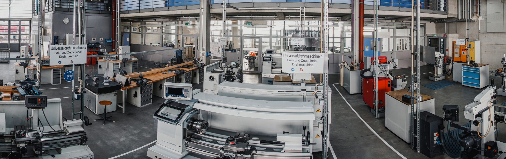 Innenansicht des BMW Group Werks Landshut mit verschiedenen Maschienen.
