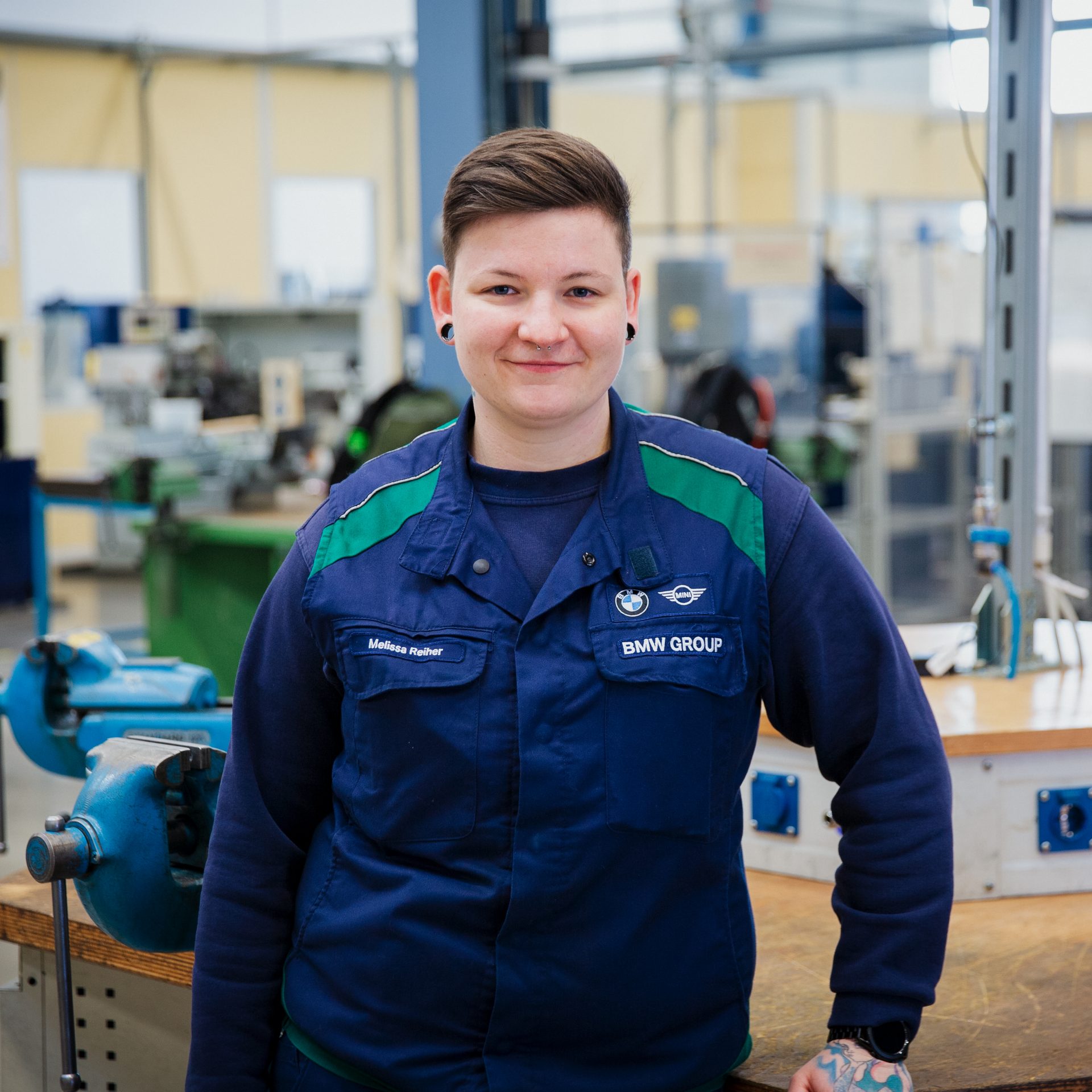 Portrait von Ausbilderin Melissa in der Werkstatt