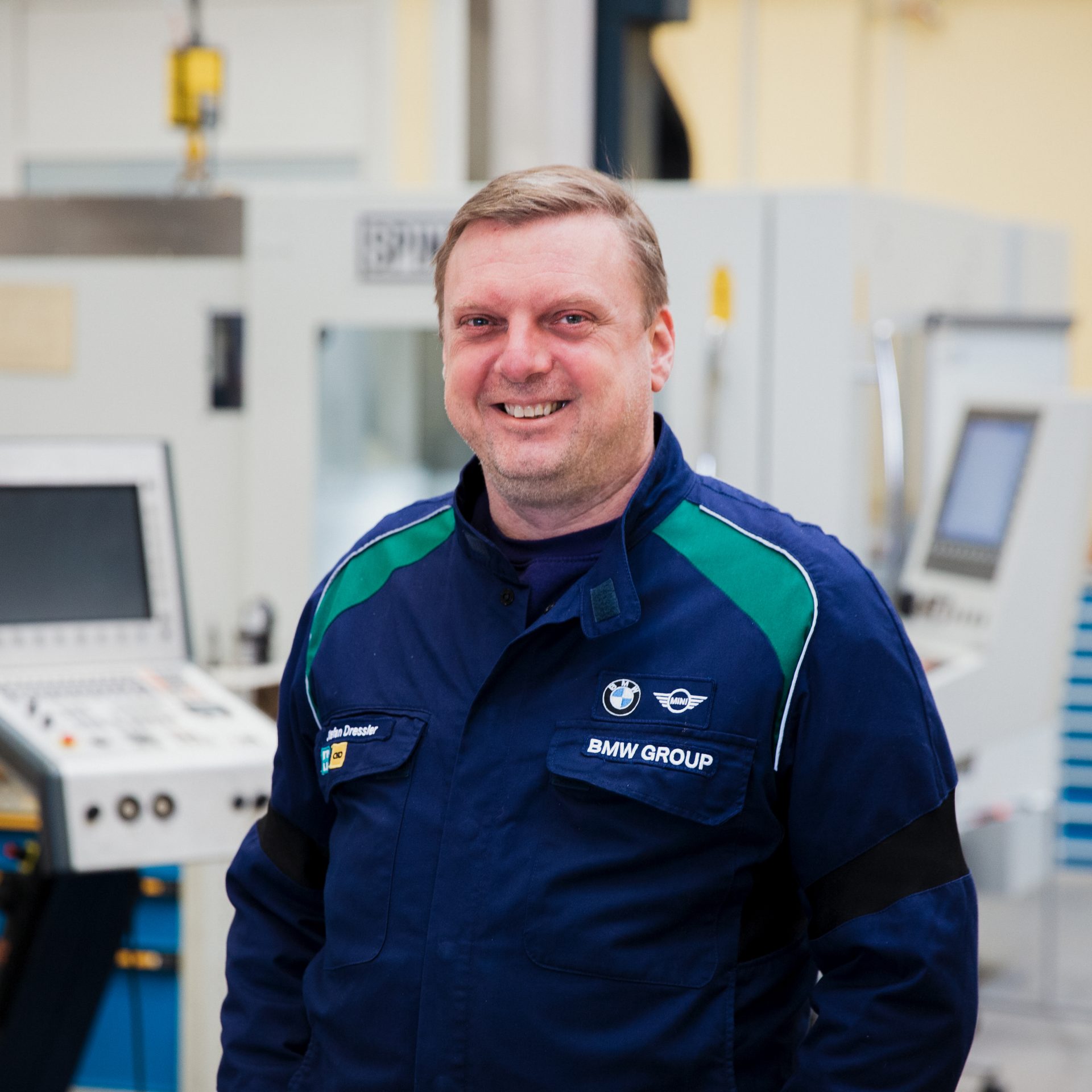Lächelnder Ausbilder im Bereich Metall bei der BMW Group.