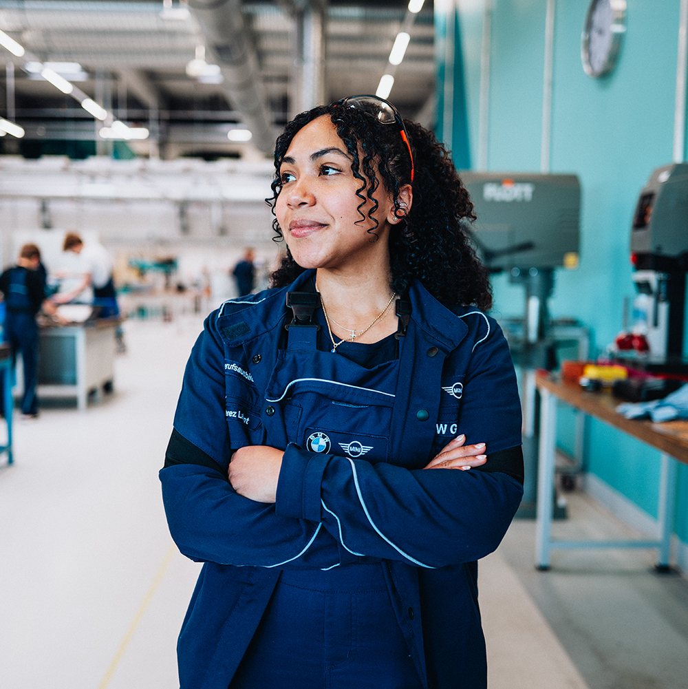 Portrait von Azubine Kelly in der Werkstatt