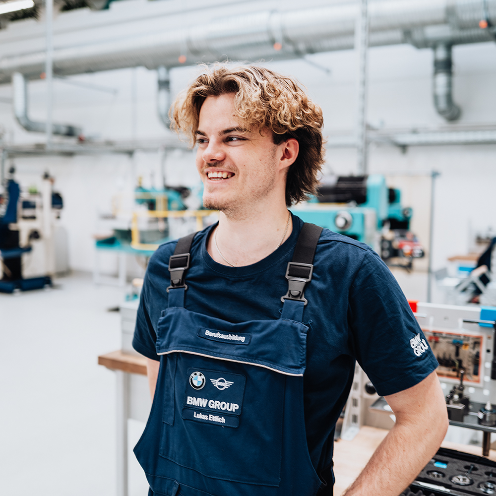 Portrait von Azubi Lukas in der Werkstatt