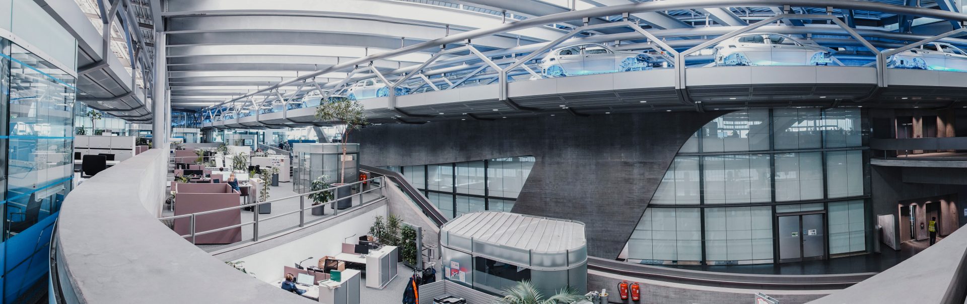 Innenansicht der BMW Group Ausbildungswerkstatt Leipzig.