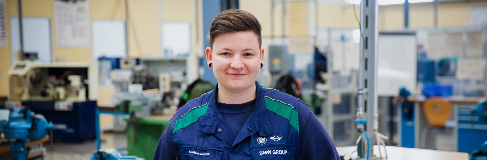 Die Ausbilderin für Fertigungsmechanik in der Werkstatt