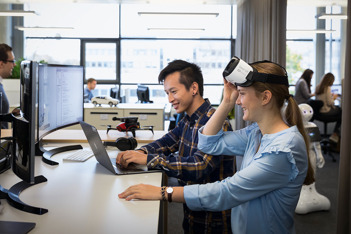 Zwei Azubis mit VR Brille vor dem Computer