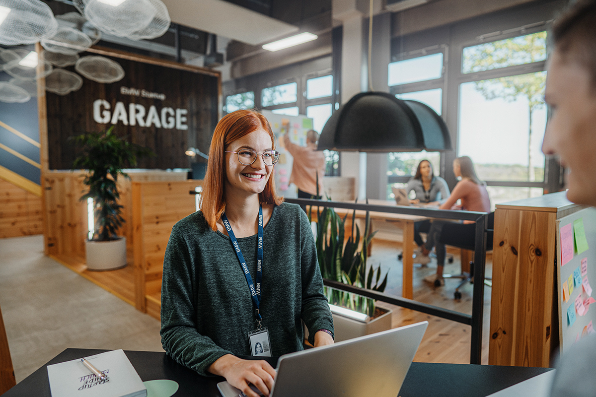 Eine Auszubildende bei einer Besprechung in der BMW Startup Garage