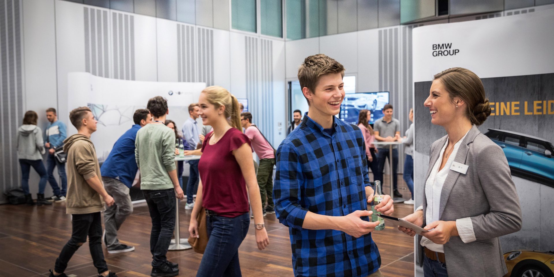Networking-Event bei der BMW Group mit jungen Menschen, die sich austauschen.