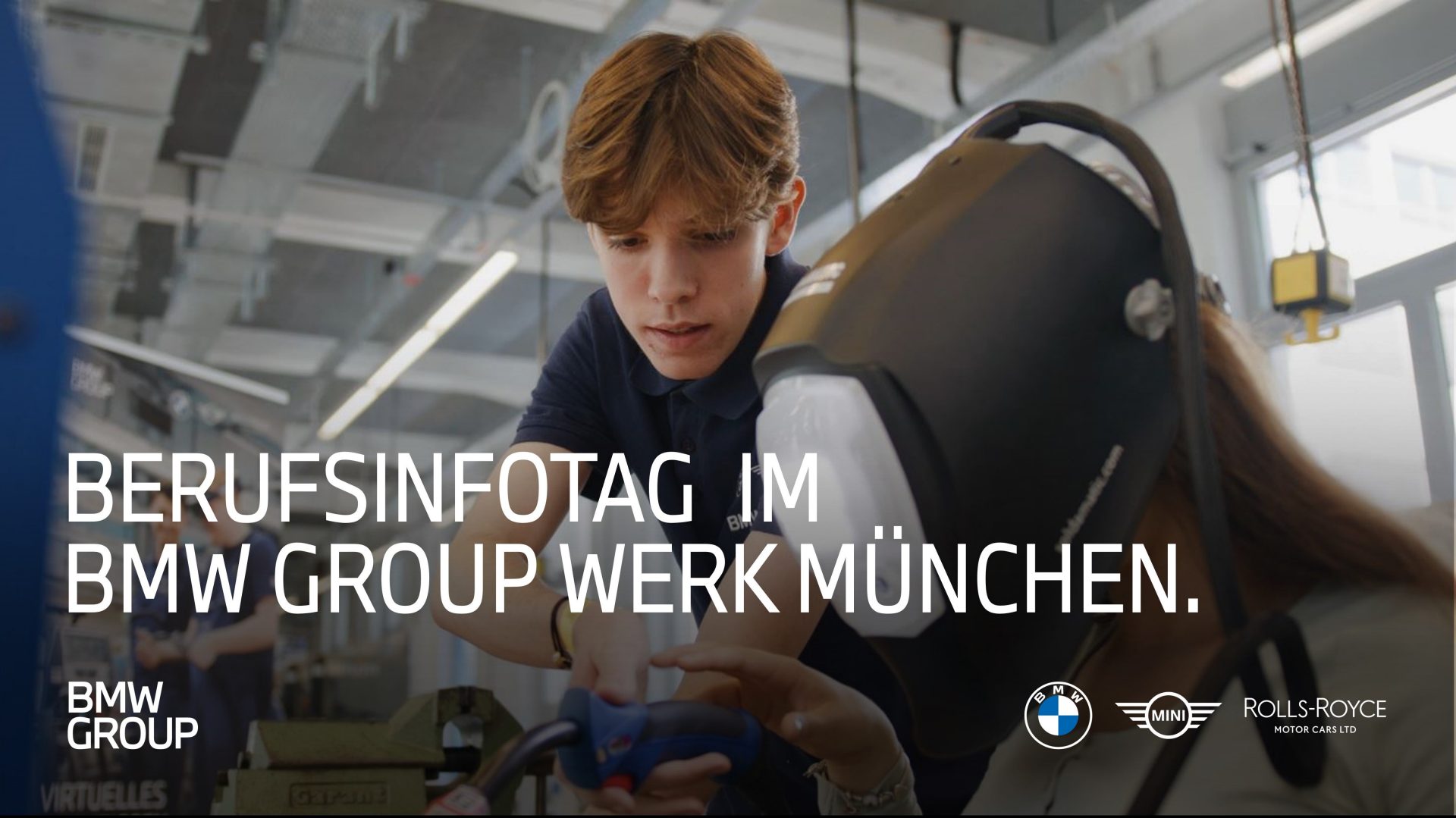 Ein Azubi zeigt einem Besucher des Berufsinfotags, wie man schweißt