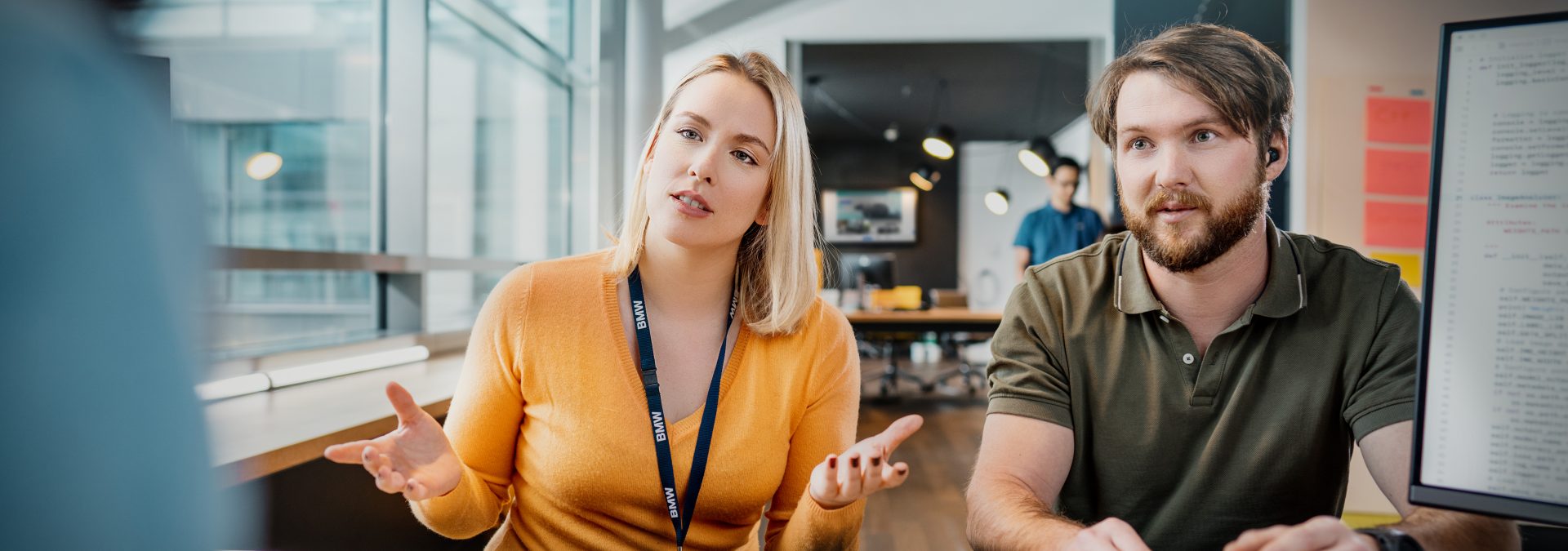 Vier Personen, die zusammen an einem Tisch sitzen und ein Event planen.