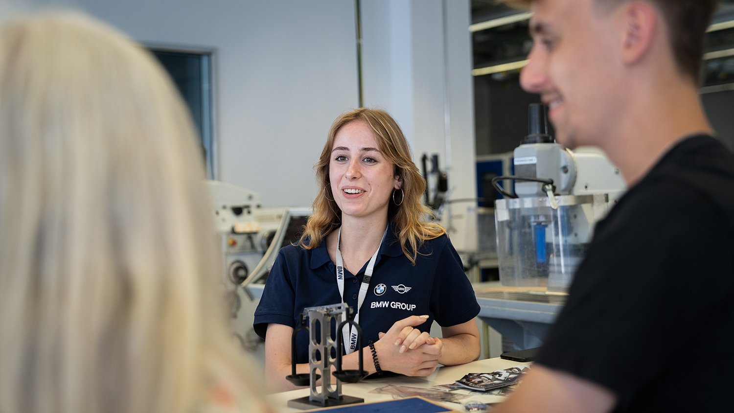 Gespräch mit einer dualen Studentin am Messestand