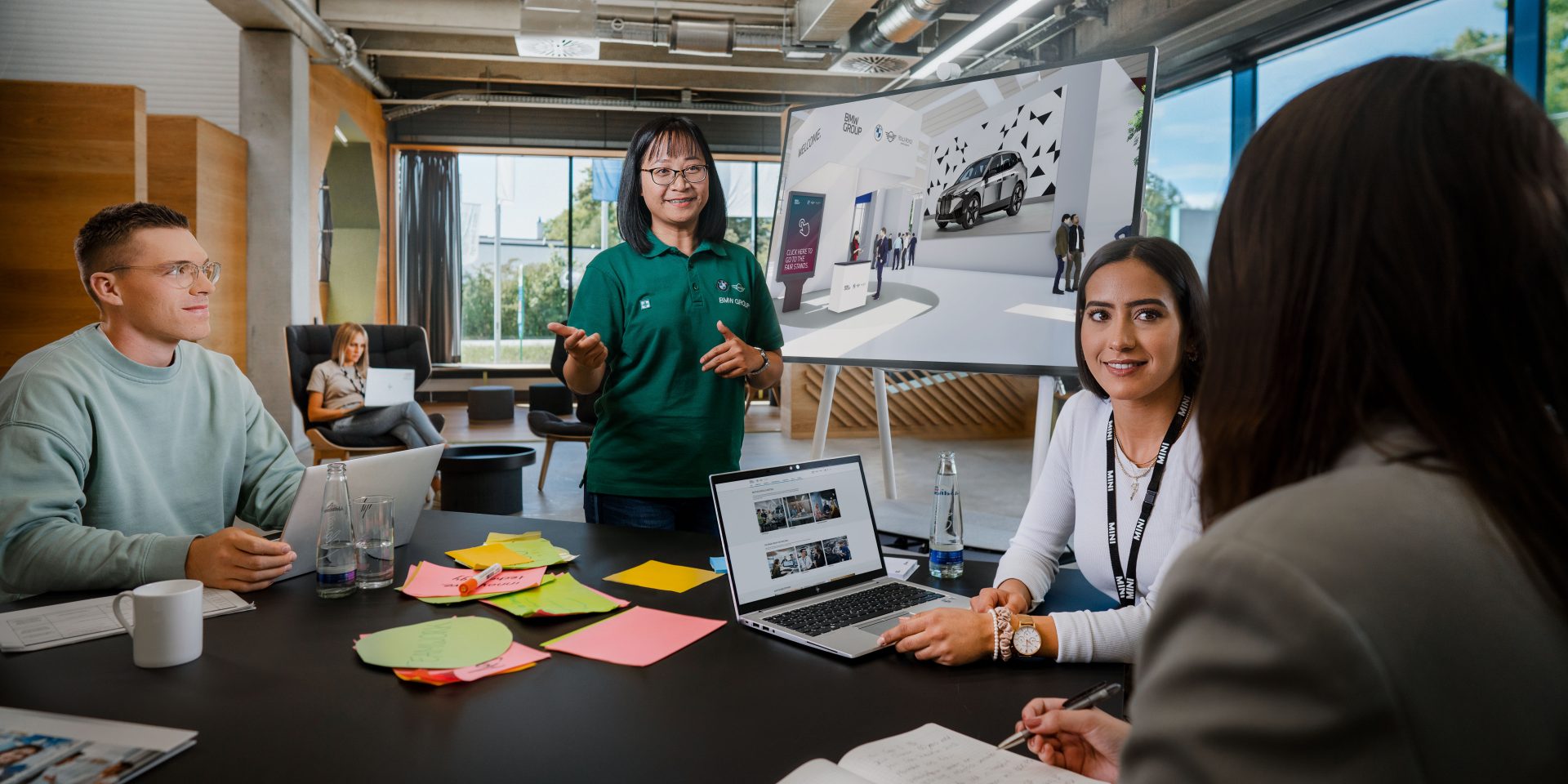Das Bild zeigt Schüler:innen auf einem Trainingsevent für Schüler:innen bei der BMW Group.