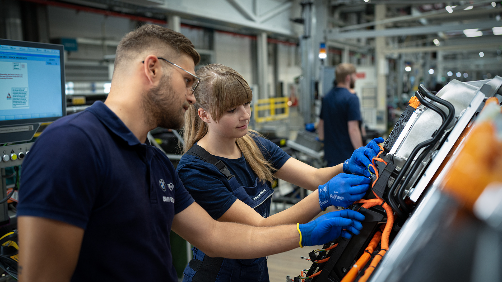 Networking-Event bei der BMW Group mit jungen Menschen, die sich austauschen.