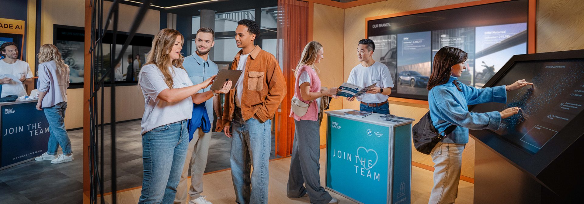 Momentaufnahme eines Events, Menschen informieren sich an verschiedenen Infoständen bei der BMW Group