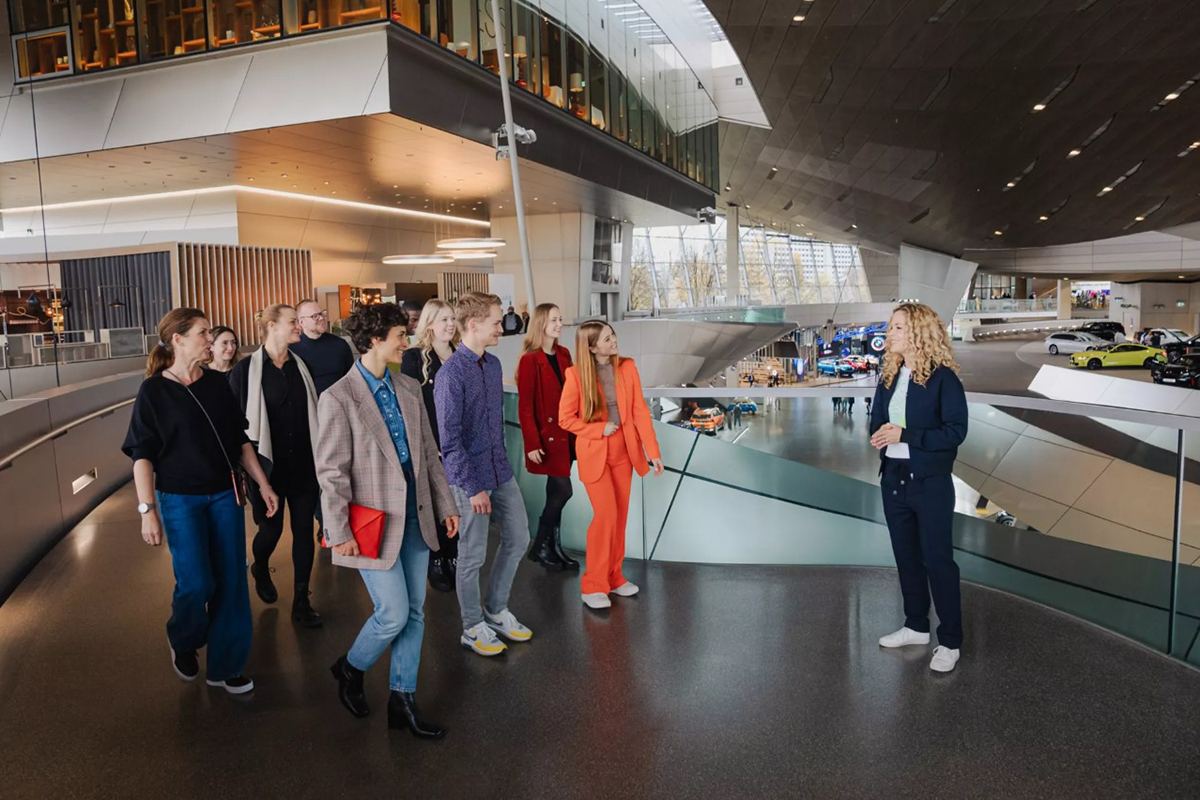 Eine Gruppe von Menschen nimmt an einer Führung durch die BMW Welt teil