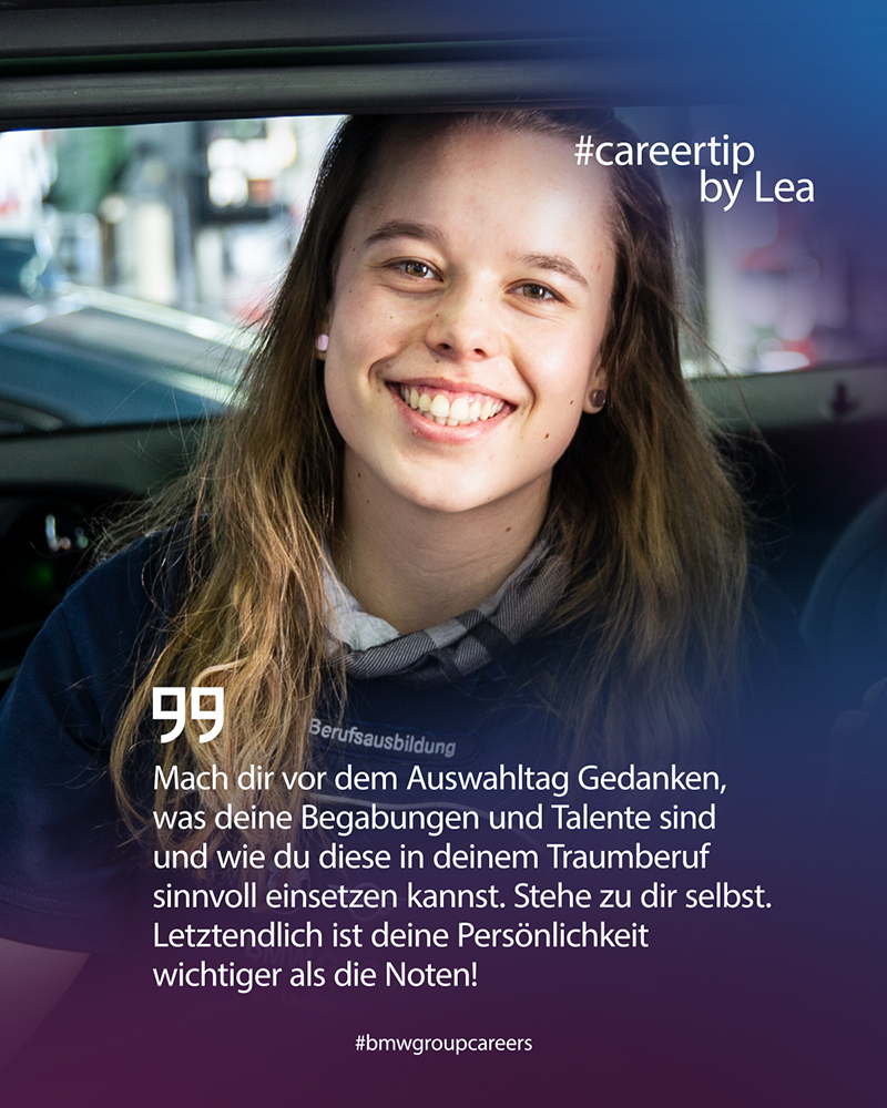 Eine Mitarbeiterin der BMW Group lächelt in die Kamera.