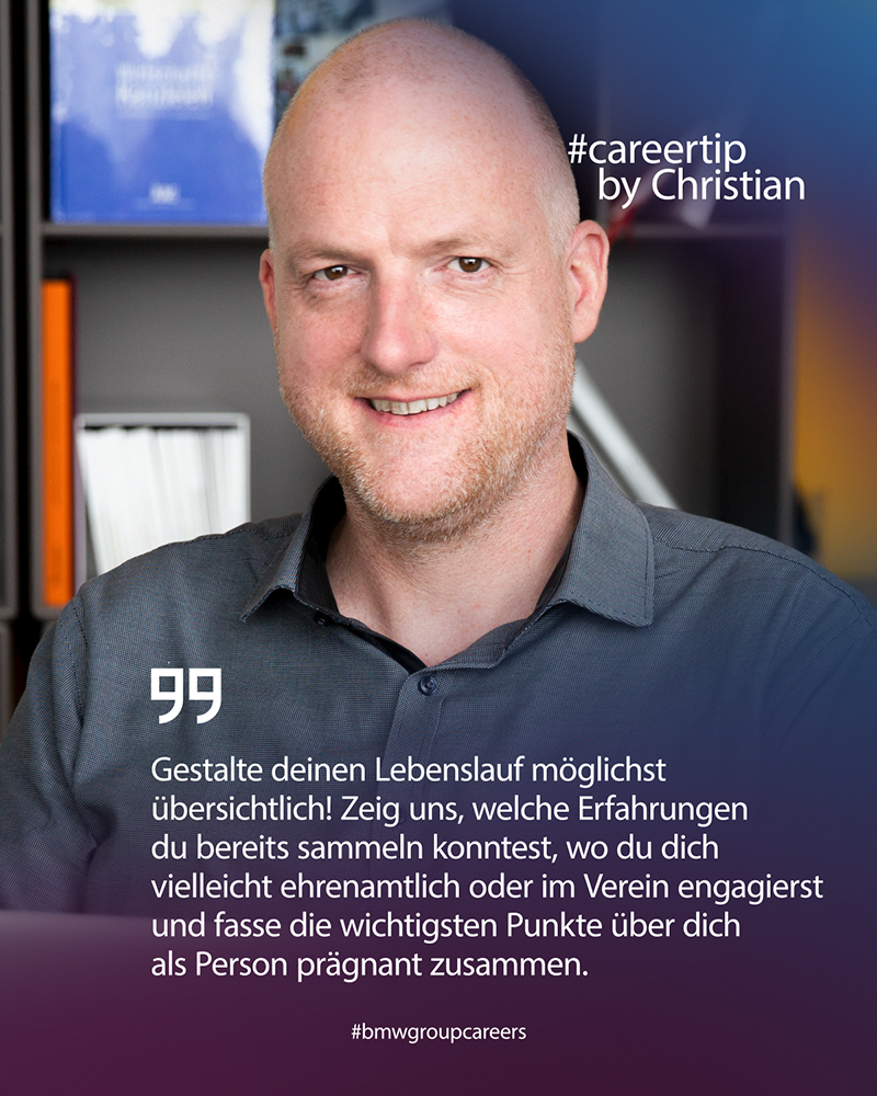 Ein Mitarbeiter der BMW Group schaut freundlich in die Kamera.