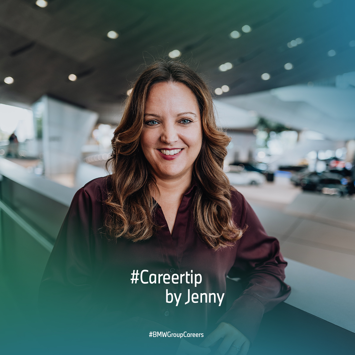 Recruiterin Jenny in der BMW Welt mit dem Schriftzug "Careertip by Jenny" auf dem Bild