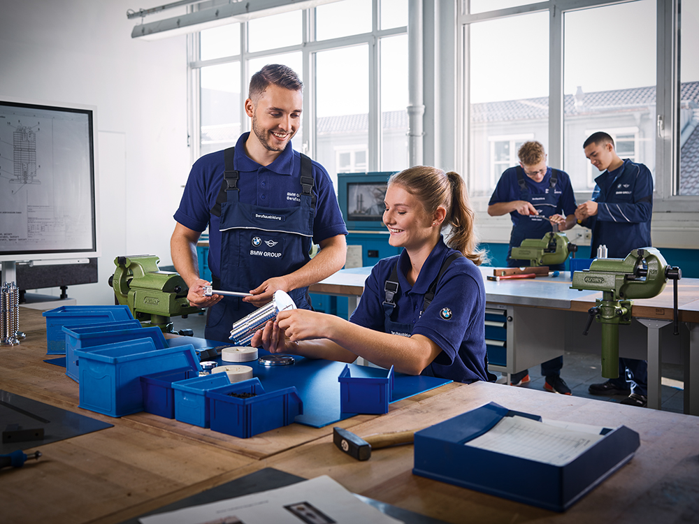 Zwei sehr sorgfältig arbeitende Schüler im Labor während ihres Praktikums bei der BMW Group.